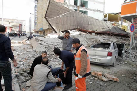 Van bugün saat 13.41'de Richter ölçeğine göre 7,2 büyüklüğünde Van merkezli depremle sarsıldı. 