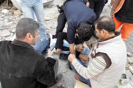 Van bugün saat 13.41'de Richter ölçeğine göre 7,2 büyüklüğünde Van merkezli depremle sarsıldı. 