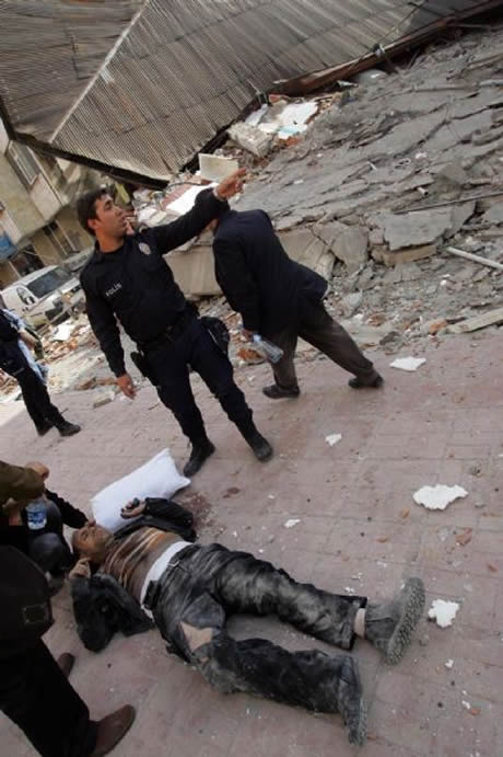 Van bugün saat 13.41'de Richter ölçeğine göre 7,2 büyüklüğünde Van merkezli depremle sarsıldı. 