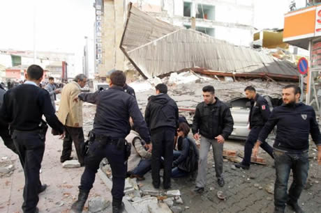 Van bugün saat 13.41'de Richter ölçeğine göre 7,2 büyüklüğünde Van merkezli depremle sarsıldı. 