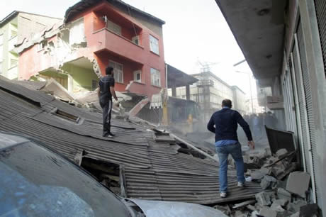 Van bugün saat 13.41'de Richter ölçeğine göre 7,2 büyüklüğünde Van merkezli depremle sarsıldı. 