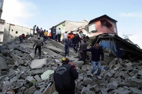 Van bugün saat 13.41'de Richter ölçeğine göre 7,2 büyüklüğünde Van merkezli depremle sarsıldı. 