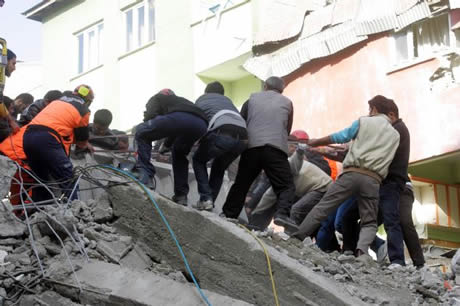 Van bugün saat 13.41'de Richter ölçeğine göre 7,2 büyüklüğünde Van merkezli depremle sarsıldı. 