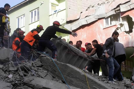 Van bugün saat 13.41'de Richter ölçeğine göre 7,2 büyüklüğünde Van merkezli depremle sarsıldı. 