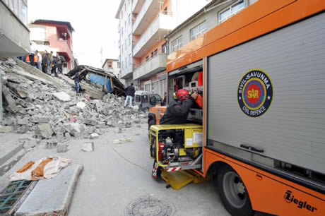 Van bugün saat 13.41'de Richter ölçeğine göre 7,2 büyüklüğünde Van merkezli depremle sarsıldı. 