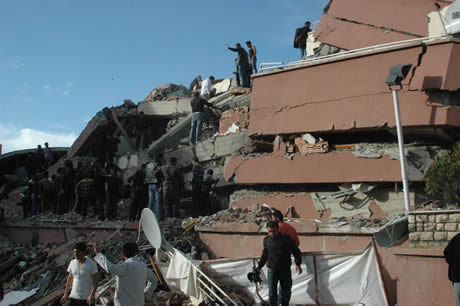 Van bugün saat 13.41'de Richter ölçeğine göre 7,2 büyüklüğünde Van merkezli depremle sarsıldı. 