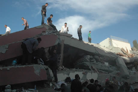 Van bugün saat 13.41'de Richter ölçeğine göre 7,2 büyüklüğünde Van merkezli depremle sarsıldı. 