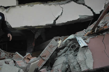 Van bugün saat 13.41'de Richter ölçeğine göre 7,2 büyüklüğünde Van merkezli depremle sarsıldı. 