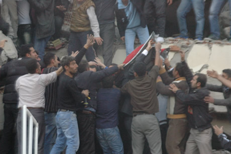 Van bugün saat 13.41'de Richter ölçeğine göre 7,2 büyüklüğünde Van merkezli depremle sarsıldı. 