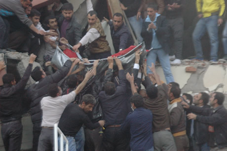 Van bugün saat 13.41'de Richter ölçeğine göre 7,2 büyüklüğünde Van merkezli depremle sarsıldı. 