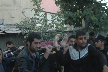 Van bugün saat 13.41'de Richter ölçeğine göre 7,2 büyüklüğünde Van merkezli depremle sarsıldı. 