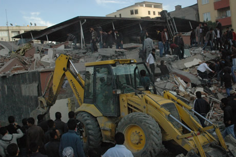 Van bugün saat 13.41'de Richter ölçeğine göre 7,2 büyüklüğünde Van merkezli depremle sarsıldı. 