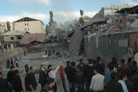 Van bugün saat 13.41'de Richter ölçeğine göre 7,2 büyüklüğünde Van merkezli depremle sarsıldı. 