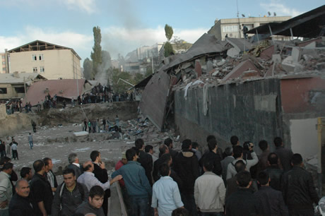Van bugün saat 13.41'de Richter ölçeğine göre 7,2 büyüklüğünde Van merkezli depremle sarsıldı. 