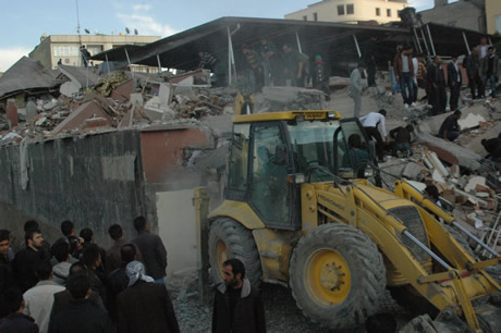 Van bugün saat 13.41'de Richter ölçeğine göre 7,2 büyüklüğünde Van merkezli depremle sarsıldı. 