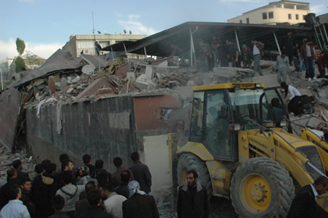 Van bugün saat 13.41'de Richter ölçeğine göre 7,2 büyüklüğünde Van merkezli depremle sarsıldı. 