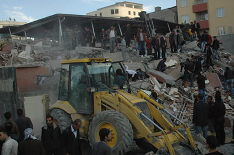 Van bugün saat 13.41'de Richter ölçeğine göre 7,2 büyüklüğünde Van merkezli depremle sarsıldı. 