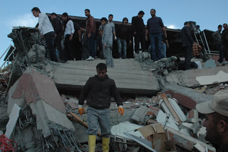 Van bugün saat 13.41'de Richter ölçeğine göre 7,2 büyüklüğünde Van merkezli depremle sarsıldı. 