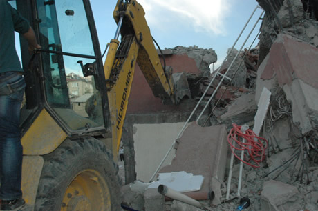 Van bugün saat 13.41'de Richter ölçeğine göre 7,2 büyüklüğünde Van merkezli depremle sarsıldı. 