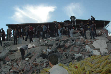 Van bugün saat 13.41'de Richter ölçeğine göre 7,2 büyüklüğünde Van merkezli depremle sarsıldı. 