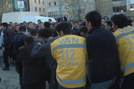 Van bugün saat 13.41'de Richter ölçeğine göre 7,2 büyüklüğünde Van merkezli depremle sarsıldı. 