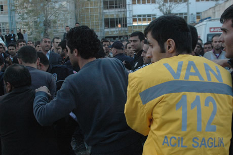 Van bugün saat 13.41'de Richter ölçeğine göre 7,2 büyüklüğünde Van merkezli depremle sarsıldı. 