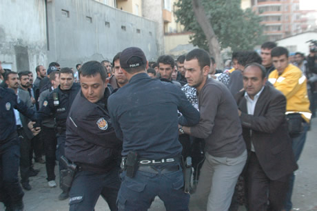 Van bugün saat 13.41'de Richter ölçeğine göre 7,2 büyüklüğünde Van merkezli depremle sarsıldı. 