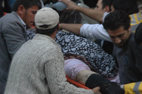 Van bugün saat 13.41'de Richter ölçeğine göre 7,2 büyüklüğünde Van merkezli depremle sarsıldı. 