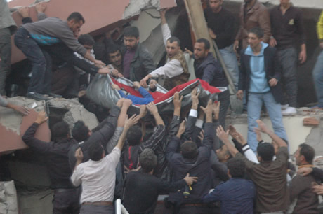 Van bugün saat 13.41'de Richter ölçeğine göre 7,2 büyüklüğünde Van merkezli depremle sarsıldı. 