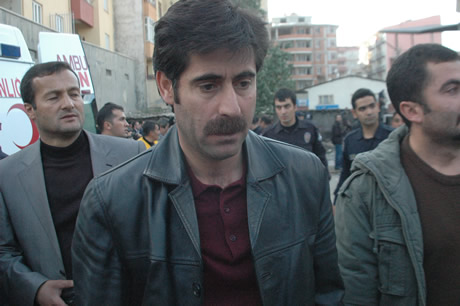 Van bugün saat 13.41'de Richter ölçeğine göre 7,2 büyüklüğünde Van merkezli depremle sarsıldı. 