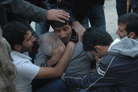 Van bugün saat 13.41'de Richter ölçeğine göre 7,2 büyüklüğünde Van merkezli depremle sarsıldı. 