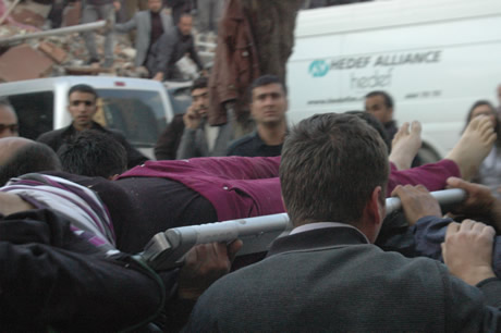 Van bugün saat 13.41'de Richter ölçeğine göre 7,2 büyüklüğünde Van merkezli depremle sarsıldı. 