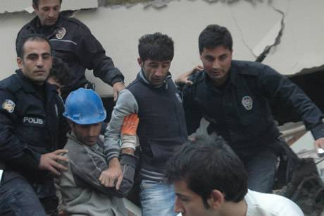 Van bugün saat 13.41'de Richter ölçeğine göre 7,2 büyüklüğünde Van merkezli depremle sarsıldı. 