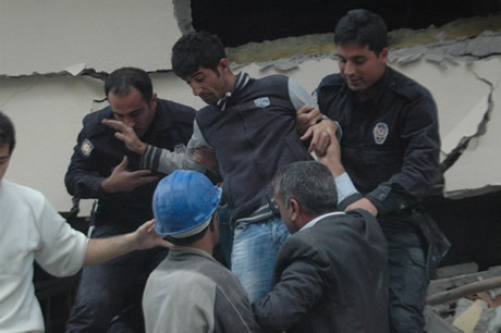 Van bugün saat 13.41'de Richter ölçeğine göre 7,2 büyüklüğünde Van merkezli depremle sarsıldı. 