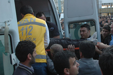 Van bugün saat 13.41'de Richter ölçeğine göre 7,2 büyüklüğünde Van merkezli depremle sarsıldı. 