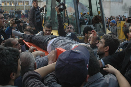 Van bugün saat 13.41'de Richter ölçeğine göre 7,2 büyüklüğünde Van merkezli depremle sarsıldı. 