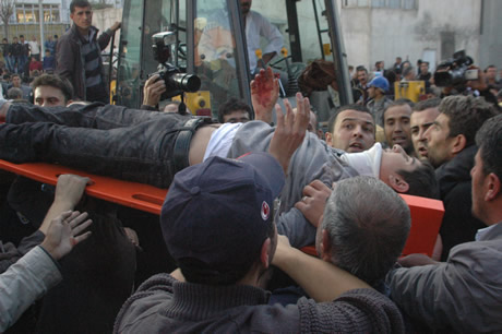 Van bugün saat 13.41'de Richter ölçeğine göre 7,2 büyüklüğünde Van merkezli depremle sarsıldı. 