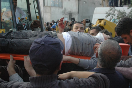 Van bugün saat 13.41'de Richter ölçeğine göre 7,2 büyüklüğünde Van merkezli depremle sarsıldı. 