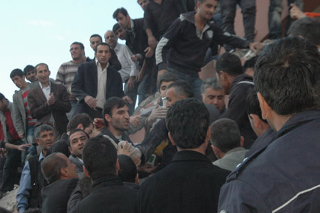 Van bugün saat 13.41'de Richter ölçeğine göre 7,2 büyüklüğünde Van merkezli depremle sarsıldı. 