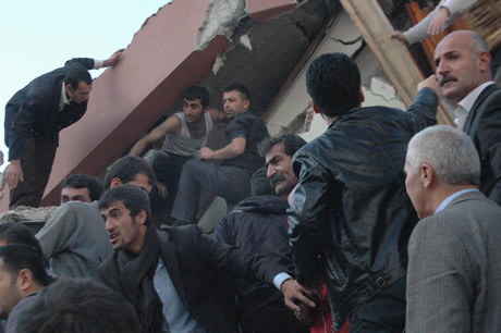 Van bugün saat 13.41'de Richter ölçeğine göre 7,2 büyüklüğünde Van merkezli depremle sarsıldı. 