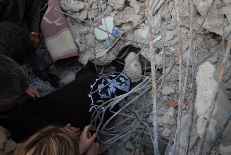 7.2 büyüklüğündeki depremle sarsılan Van'ın Erciş İlçesi'nde yürekleri dağlayan bir tablo ortaya çıktı. 