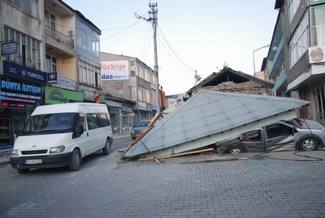 7.2 büyüklüğündeki depremle sarsılan Van'ın Erciş İlçesi'nde yürekleri dağlayan bir tablo ortaya çıktı. 