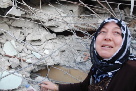 7.2 büyüklüğündeki depremle sarsılan Van'ın Erciş İlçesi'nde yürekleri dağlayan bir tablo ortaya çıktı. 