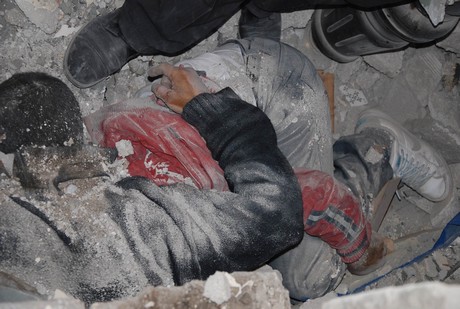 7.2 büyüklüğündeki depremle sarsılan Van'ın Erciş İlçesi'nde yürekleri dağlayan bir tablo ortaya çıktı. 