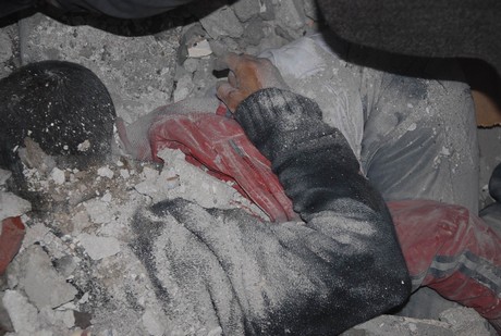 7.2 büyüklüğündeki depremle sarsılan Van'ın Erciş İlçesi'nde yürekleri dağlayan bir tablo ortaya çıktı. 