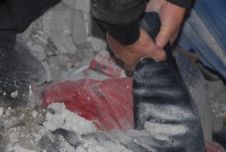 7.2 büyüklüğündeki depremle sarsılan Van'ın Erciş İlçesi'nde yürekleri dağlayan bir tablo ortaya çıktı. 