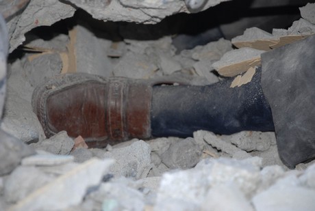 7.2 büyüklüğündeki depremle sarsılan Van'ın Erciş İlçesi'nde yürekleri dağlayan bir tablo ortaya çıktı. 