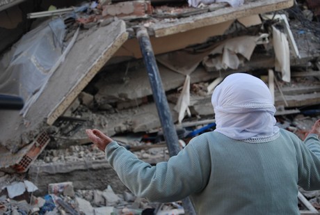 7.2 büyüklüğündeki depremle sarsılan Van'ın Erciş İlçesi'nde yürekleri dağlayan bir tablo ortaya çıktı. 