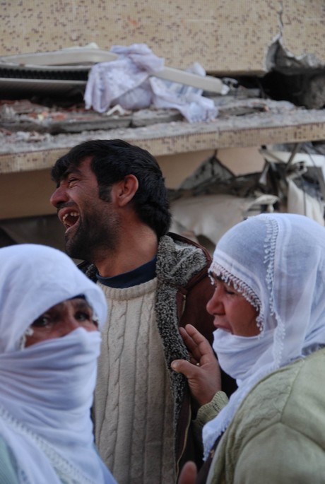 7.2 büyüklüğündeki depremle sarsılan Van'ın Erciş İlçesi'nde yürekleri dağlayan bir tablo ortaya çıktı. 