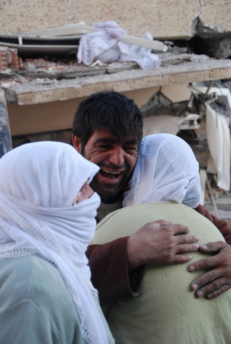 7.2 büyüklüğündeki depremle sarsılan Van'ın Erciş İlçesi'nde yürekleri dağlayan bir tablo ortaya çıktı. 